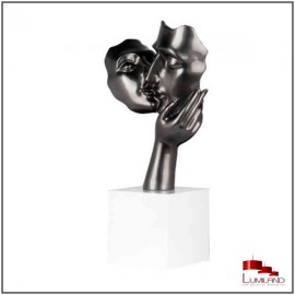 Statue AMORE, Gris anthracite, socle blanc.