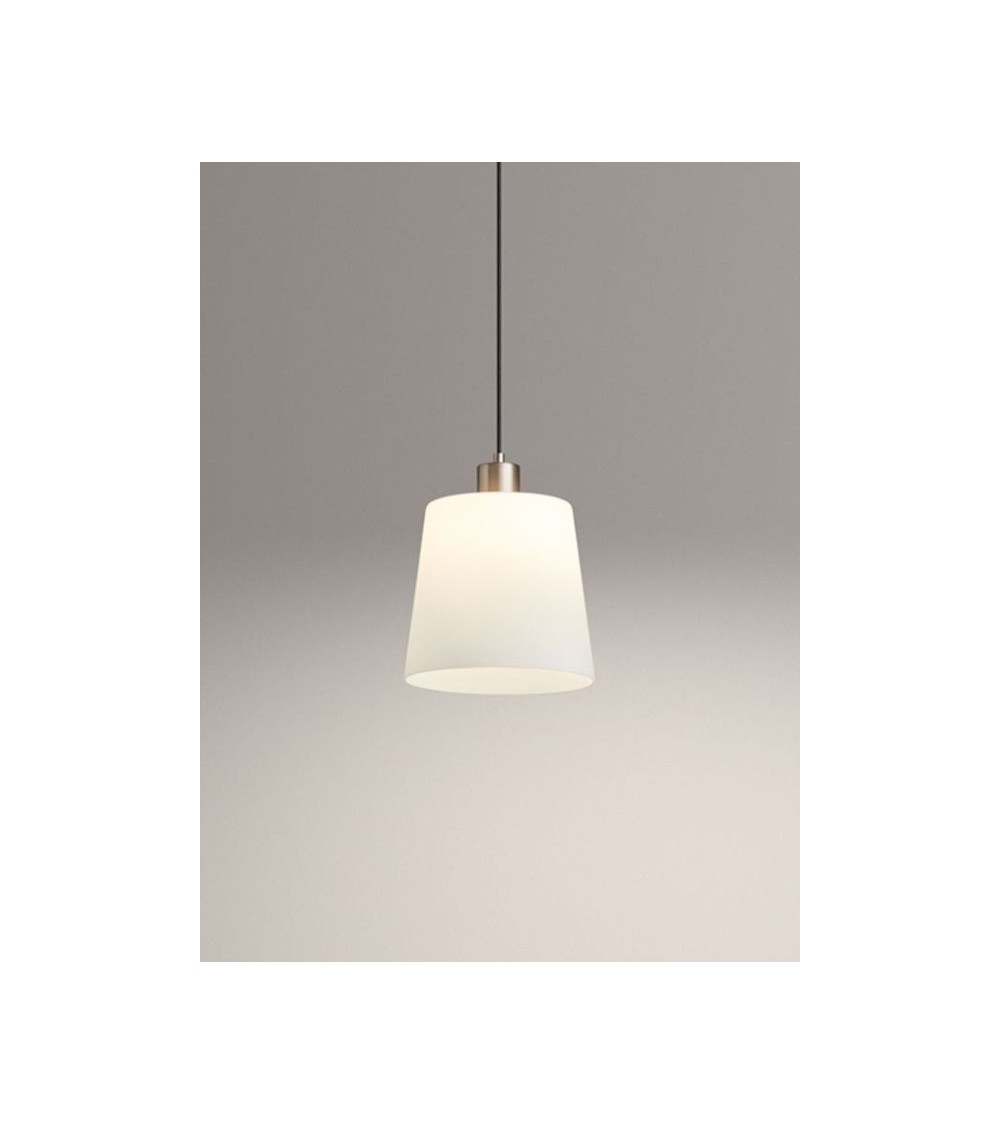 Suspension DEKO – Luminaire laiton mat, abat-jour en verre blanc. Suspension DEKO – Luminaire laiton mat, abat-jour en verre blanc.