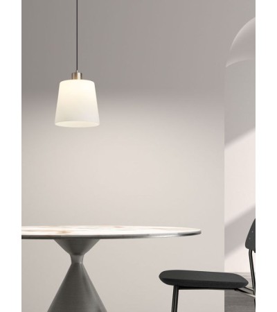 Suspension DEKO – Luminaire laiton mat, abat-jour en verre blanc.