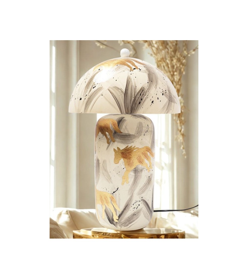 Lampe ALYSSA 43 cm – Motifs chevaux dorés – Style bohème et artistique Lampe ALYSSA 43 cm – Motifs chevaux dorés – Style bohème et artistique