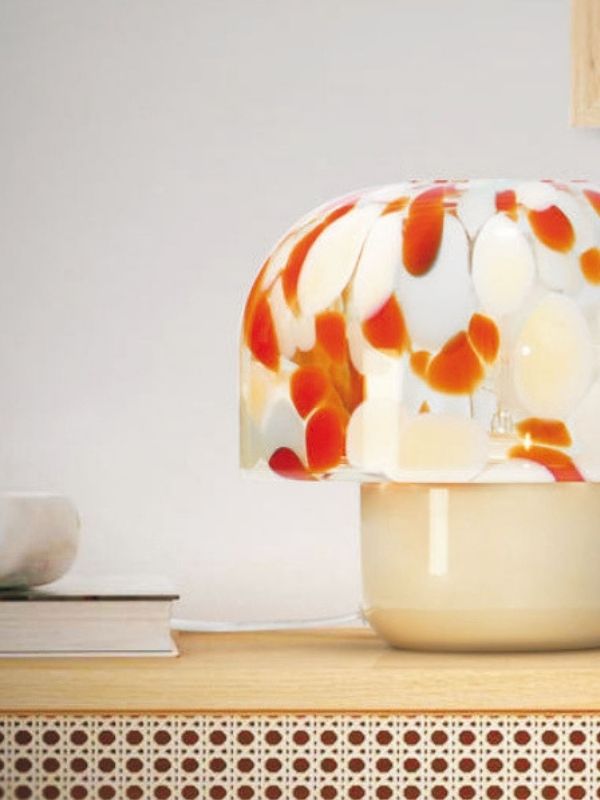 Éclairage diffus dans un salon grâce à une suspension globe en verre dépoli